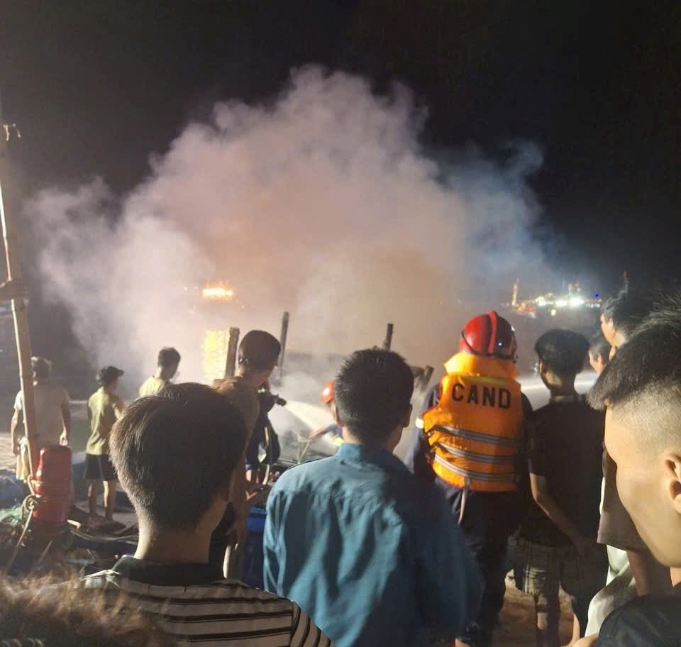 Tàu cá ngư dân Quảng Ngãi bất ngờ bốc cháy dữ dội - ảnh 2