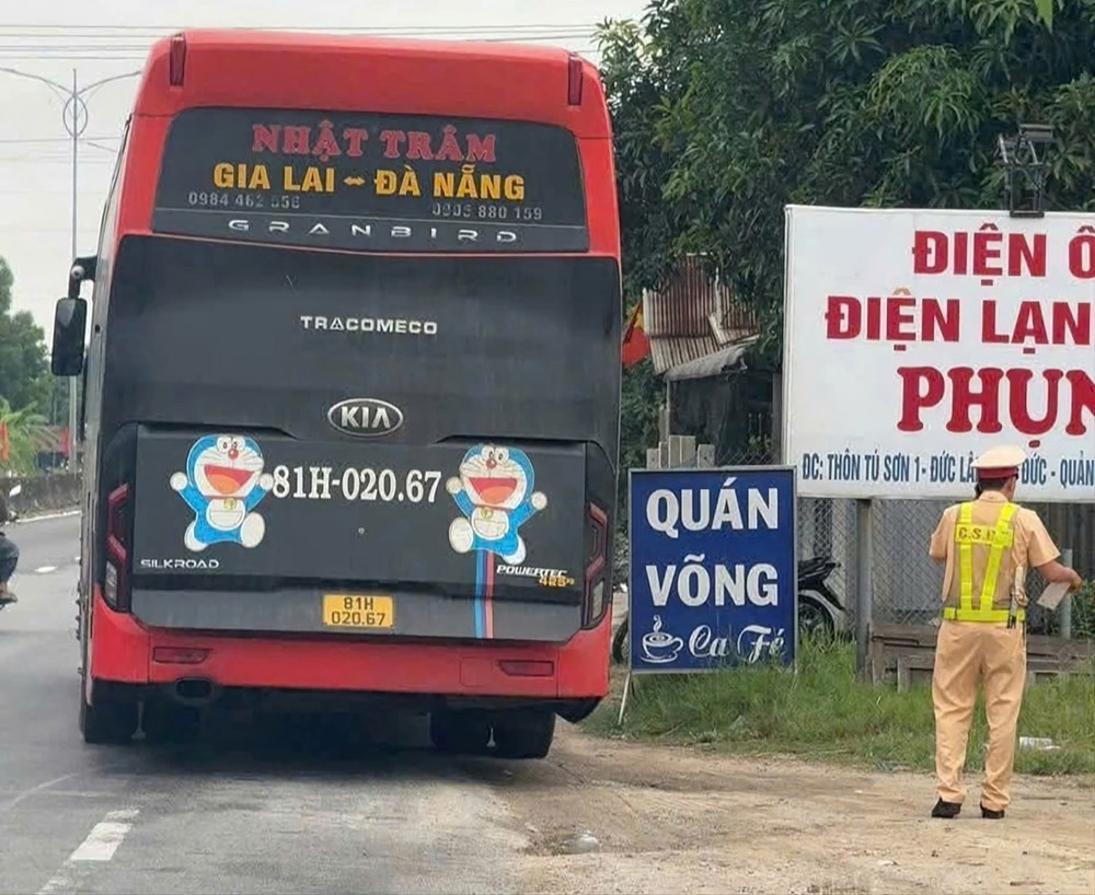 Phát hiện, xử phạt một xe khách chở vượt số người theo quy định - ảnh 1