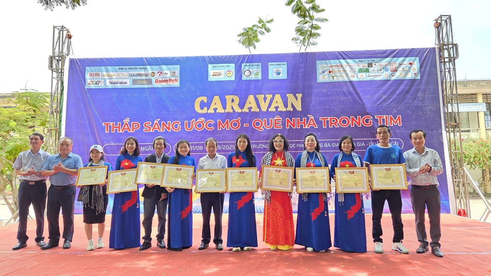 Hàng trăm phần quà ý nghĩa cho học sinh và bà con có hoàn cảnh khó khăn ở Quảng Ngãi - ảnh 8