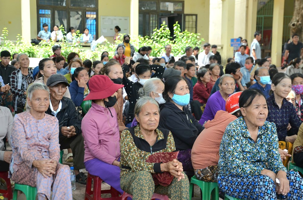 Hàng trăm phần quà ý nghĩa cho học sinh và bà con có hoàn cảnh khó khăn ở Quảng Ngãi - ảnh 1