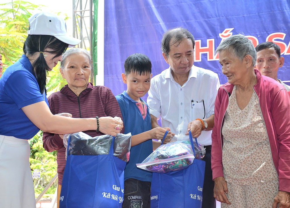 Hàng trăm phần quà ý nghĩa cho học sinh và bà con có hoàn cảnh khó khăn ở Quảng Ngãi - ảnh 3