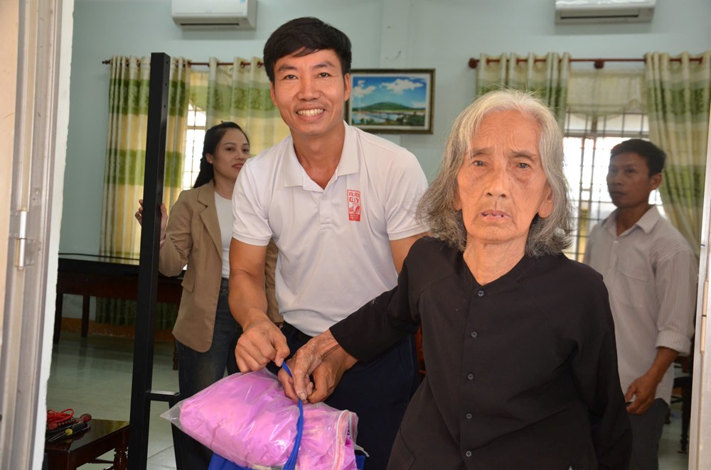 Hàng trăm phần quà ý nghĩa cho học sinh và bà con có hoàn cảnh khó khăn ở Quảng Ngãi - ảnh 5