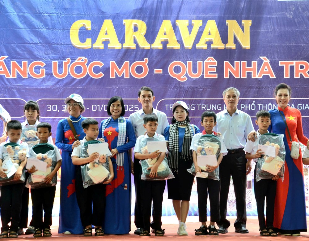 Hàng trăm phần quà ý nghĩa cho học sinh và bà con có hoàn cảnh khó khăn ở Quảng Ngãi - ảnh 6
