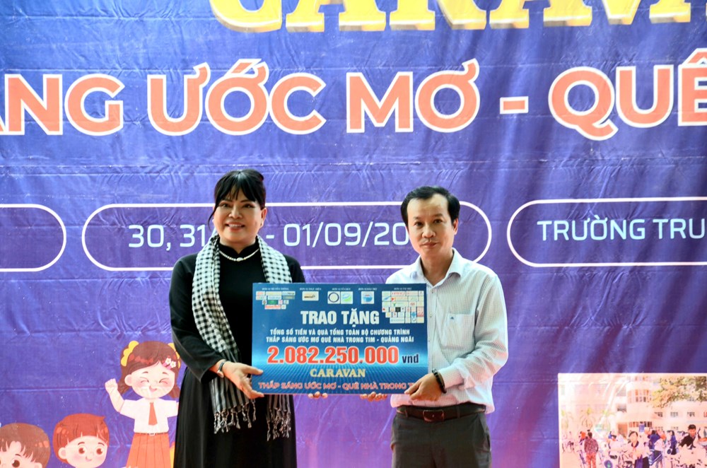 Hàng trăm phần quà ý nghĩa cho học sinh và bà con có hoàn cảnh khó khăn ở Quảng Ngãi - ảnh 7