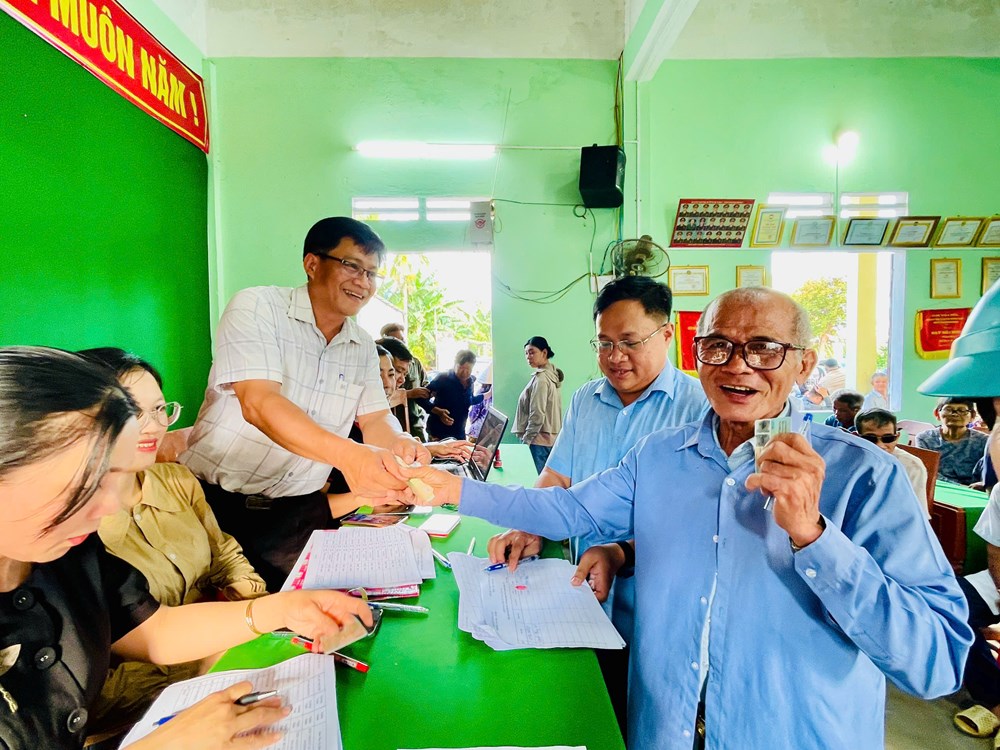 Người dân Quảng Ngãi phấn khởi nhận quà Tết Độc lập - ảnh 1