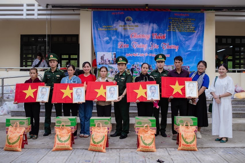 Tặng cờ Tổ quốc, ảnh Bác Hồ tại xã Đặng Thùy Trâm - ảnh 1