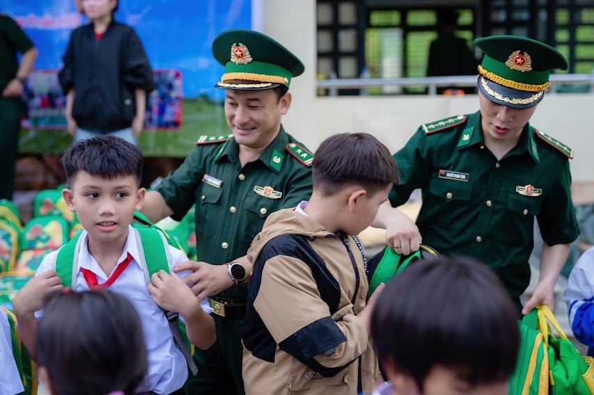 Tặng cờ Tổ quốc, ảnh Bác Hồ tại xã Đặng Thùy Trâm - ảnh 4