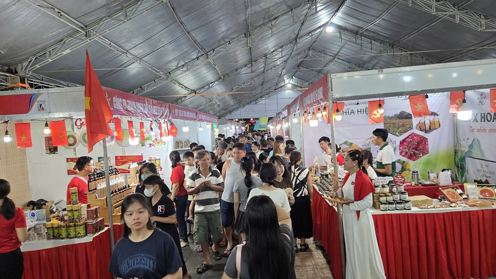Hơn 25 nghìn lượt khách đến tham quan, mua sắm tại Hội chợ Công Thương và OCOP - ảnh 3