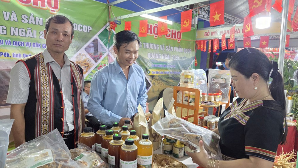 Hơn 25 nghìn lượt khách đến tham quan, mua sắm tại Hội chợ Công Thương và OCOP - ảnh 1
