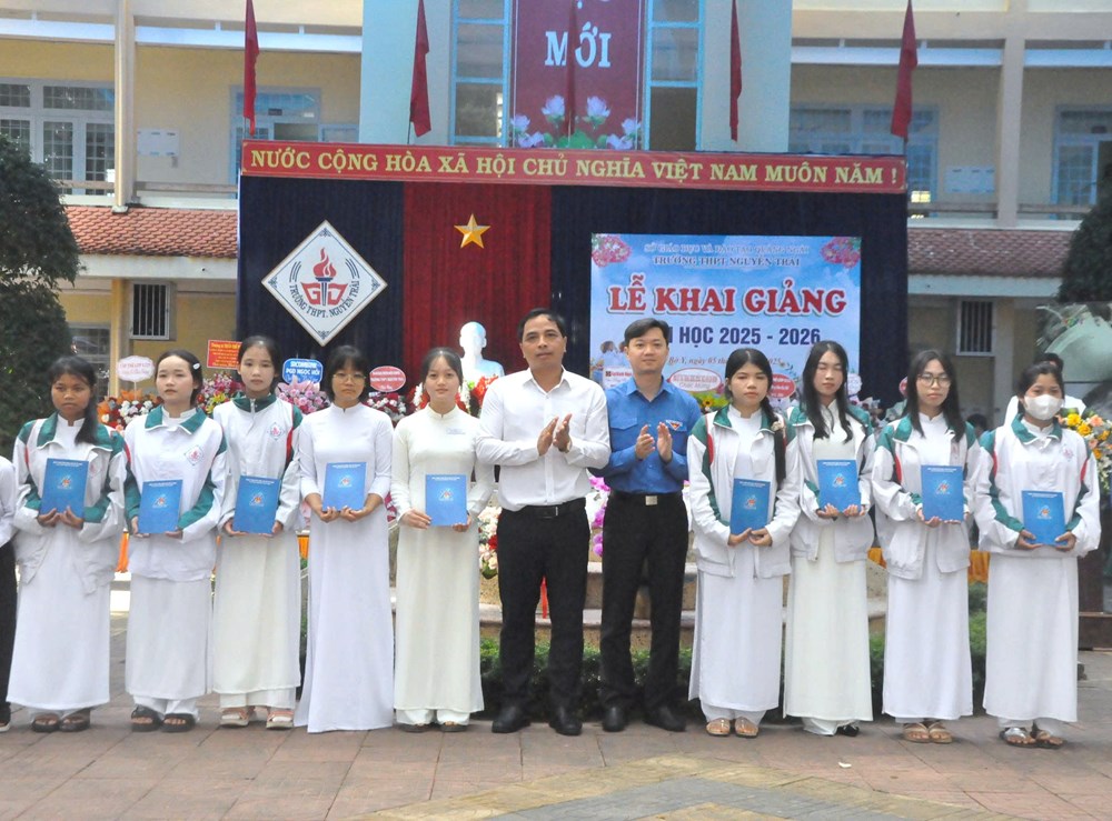 Gần 444.600 học sinh và hơn 31.800 cán bộ, giáo viên dự Lễ khai giảng năm học mới - ảnh 1