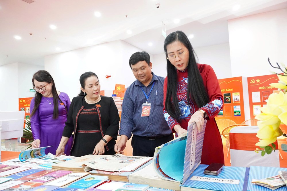 Trưng bày sách, báo, tài liệu chuyên đề: “Dân chủ - Kỷ cương - Đột phá - Phát triển” - ảnh 1