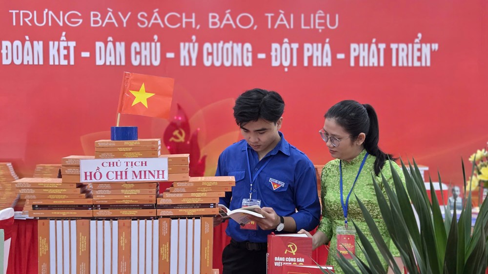 Trưng bày sách, báo, tài liệu chuyên đề: “Dân chủ - Kỷ cương - Đột phá - Phát triển” - ảnh 2