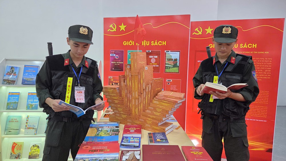 Trưng bày sách, báo, tài liệu chuyên đề: “Dân chủ - Kỷ cương - Đột phá - Phát triển” - ảnh 3