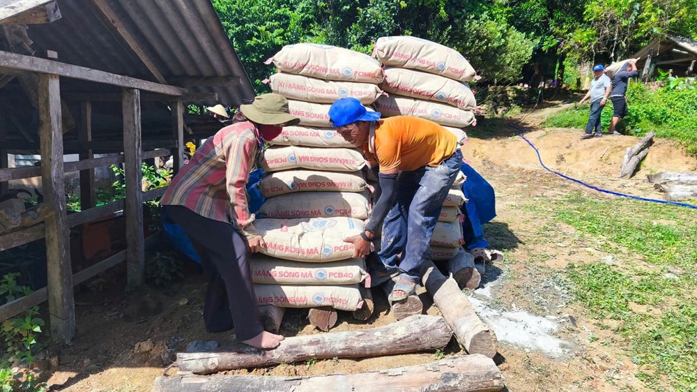 Người dân thôn Nước Giáp phấn khởi làm đường bê tông - ảnh 2