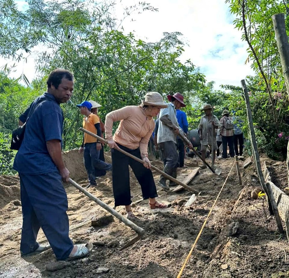 Người dân thôn Nước Giáp phấn khởi làm đường bê tông - ảnh 1