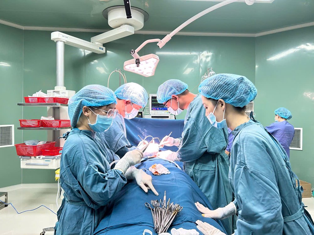 Cấp cứu kịp thời một bệnh nhi ngã từ trên cao trong tình trạng đa chấn thương - ảnh 1