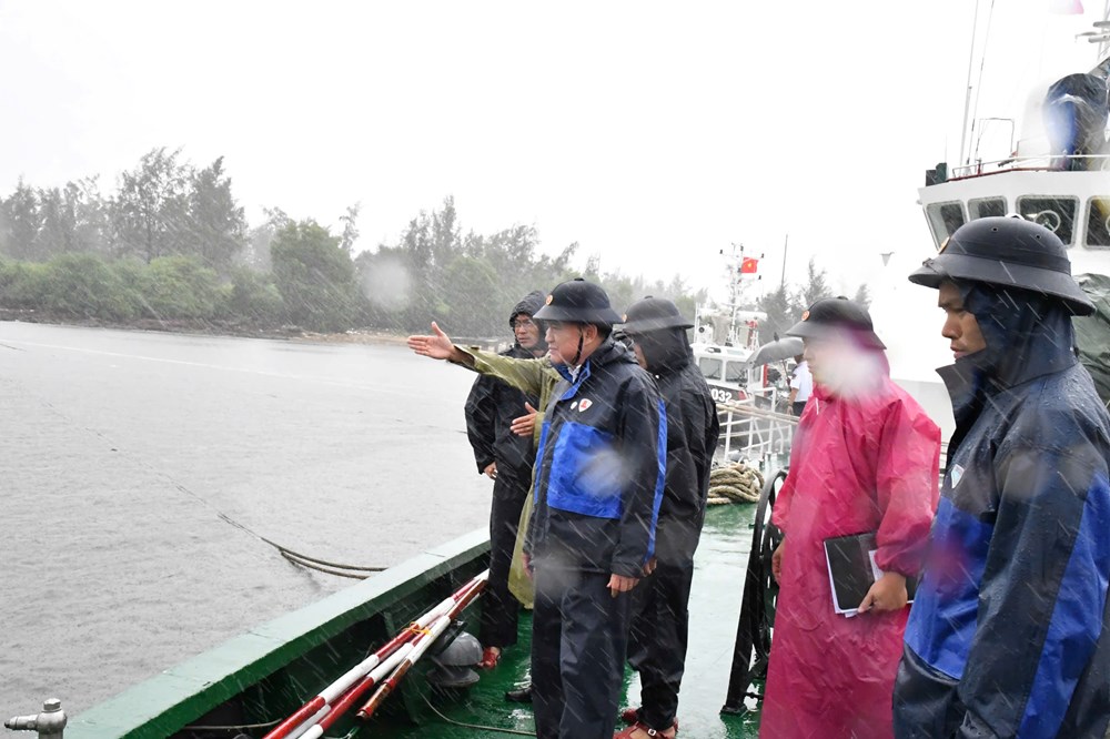 Bộ Tư lệnh Vùng Cảnh sát biển 2 sẵn sàng hỗ trợ ngư dân trên biển - ảnh 2