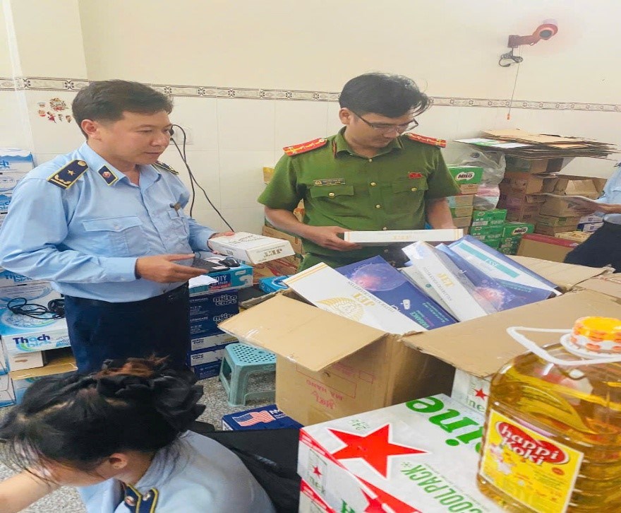 Phát hiện, tiêu huỷ hàng trăm bao thuốc lá điếu nhập lậu - ảnh 1