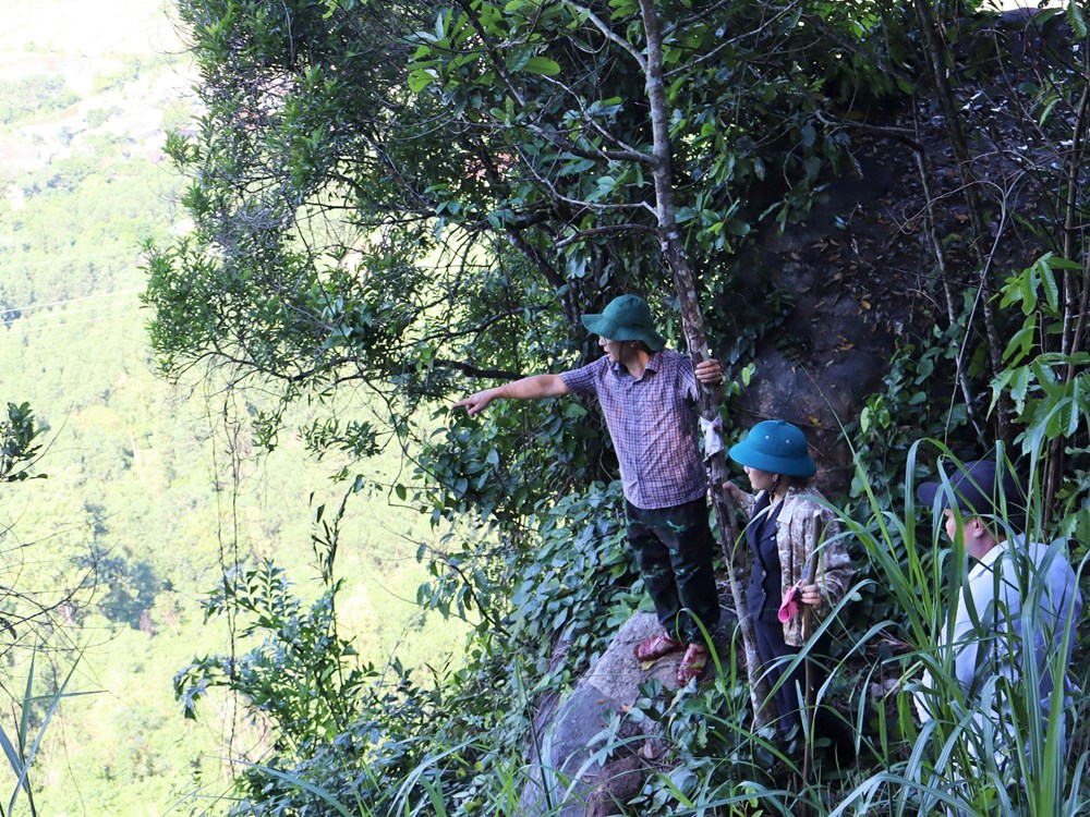 Khối đá lớn có nguy cơ đổ sập đe dọa hàng chục hộ dân - ảnh 3