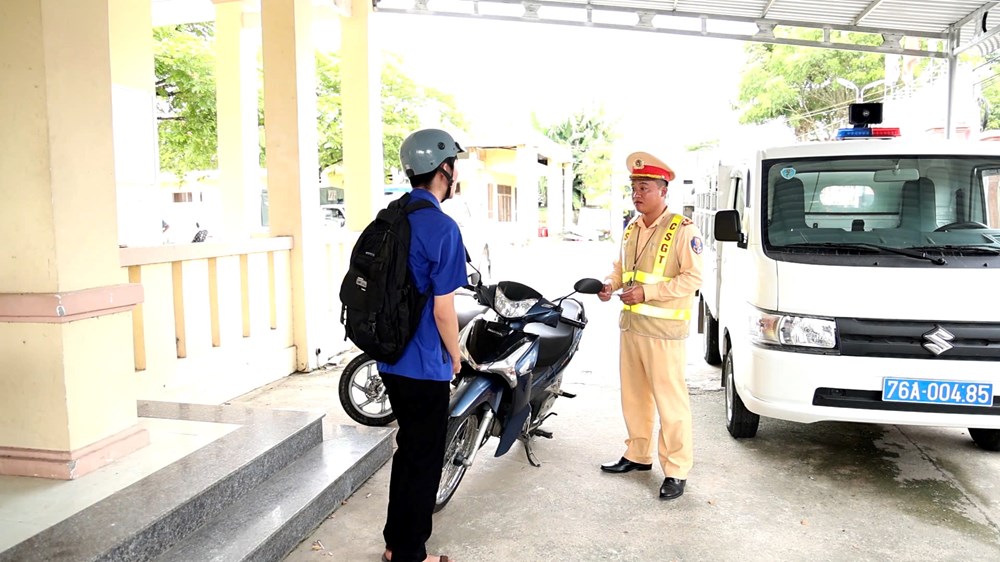 Những hệ lụy đáng lo khi học sinh đi xe máy đến trường - ảnh 4