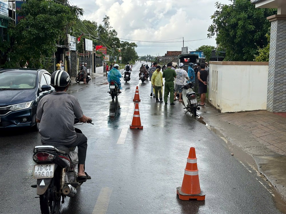 Những hệ lụy đáng lo khi học sinh đi xe máy đến trường - ảnh 1