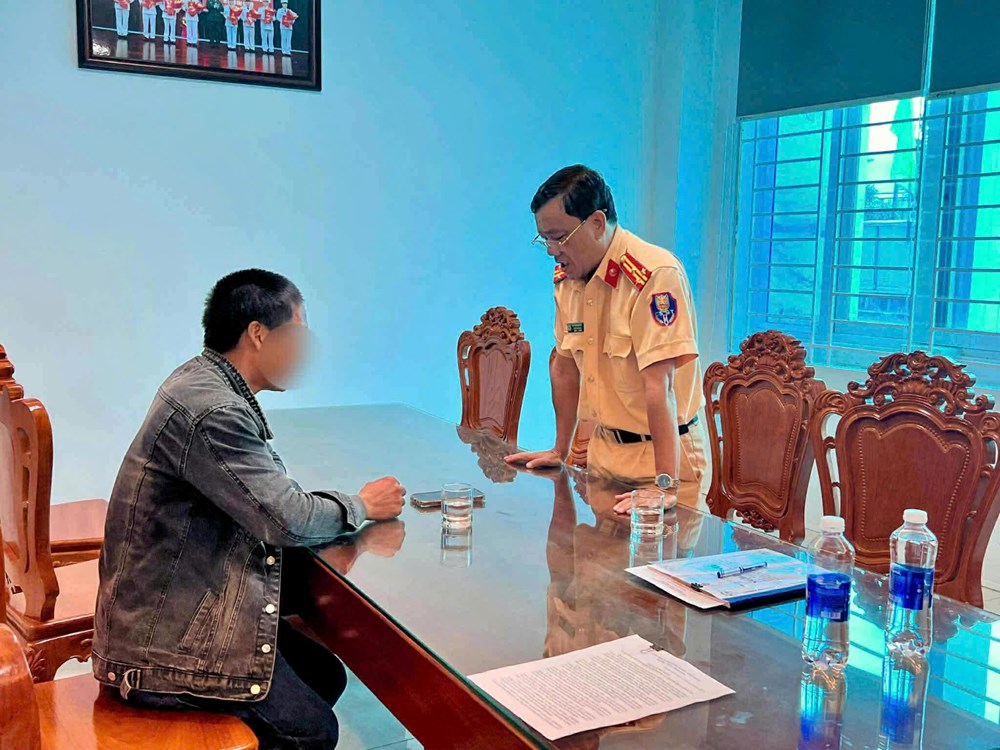 Xử phạt tài xế chở nhiều cống bê tông trụ tròn không chằng buộc lưu thông trên đường - ảnh 3