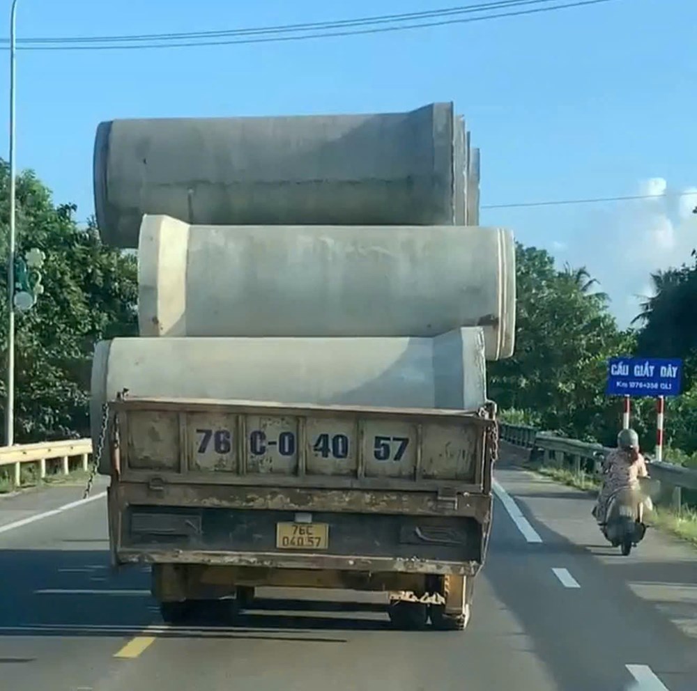 Xử phạt tài xế chở nhiều cống bê tông trụ tròn không chằng buộc lưu thông trên đường - ảnh 1
