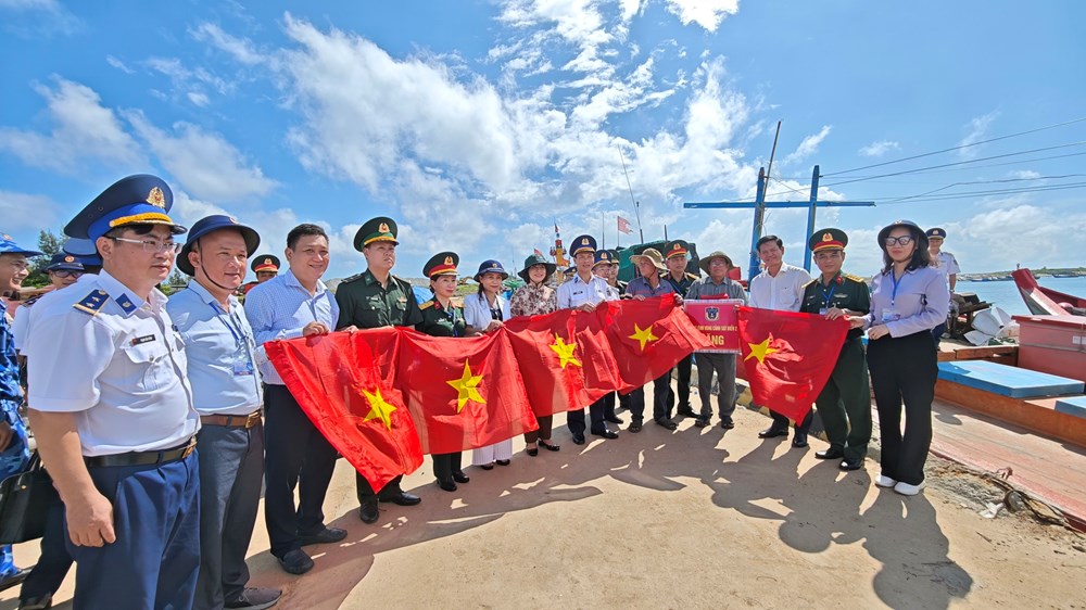 Tặng cờ Tổ quốc cho các chủ tàu tiêu biểu vươn khơi bám biển ở đặc khu Lý Sơn - ảnh 5