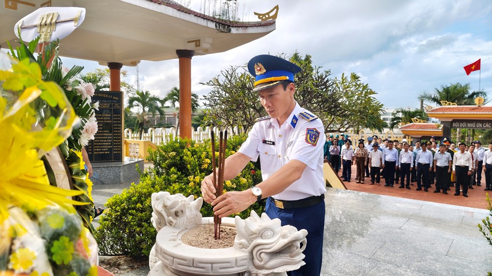 Tặng cờ Tổ quốc cho các chủ tàu tiêu biểu vươn khơi bám biển ở đặc khu Lý Sơn - ảnh 3