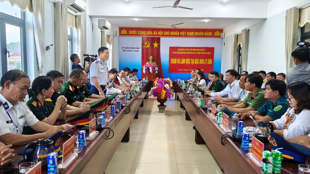 Tặng cờ Tổ quốc cho các chủ tàu tiêu biểu vươn khơi bám biển ở đặc khu Lý Sơn - ảnh 4
