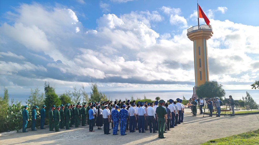 Tặng cờ Tổ quốc cho các chủ tàu tiêu biểu vươn khơi bám biển ở đặc khu Lý Sơn - ảnh 1