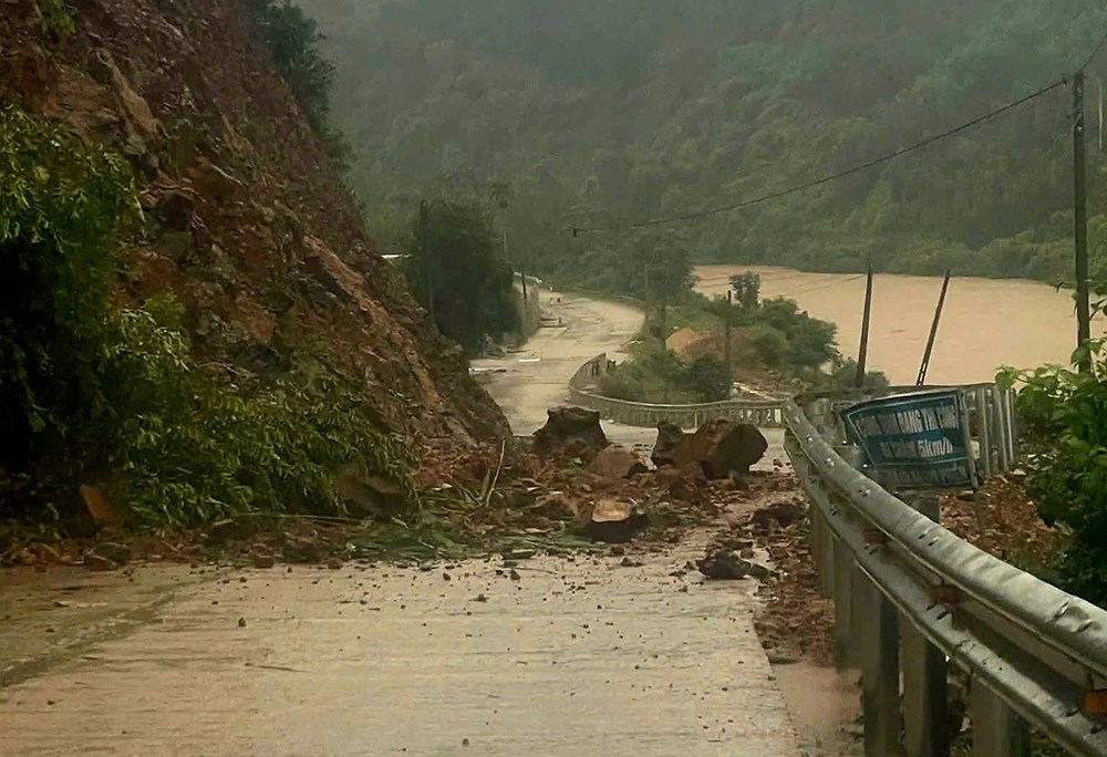 Tập trung ứng phó bão số 12 và mưa lớn gây nguy cơ ngập lụt, sạt lở đất, lũ quét - ảnh 5