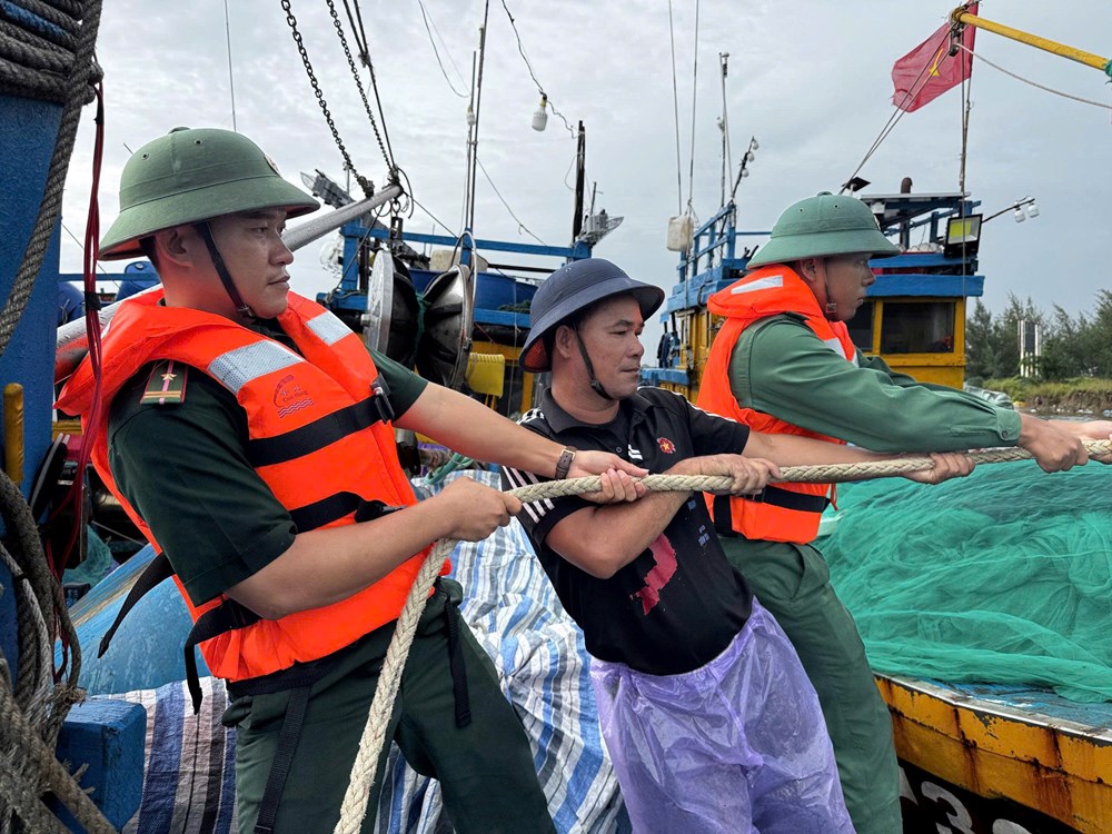 Tập trung ứng phó bão số 12 và mưa lớn gây nguy cơ ngập lụt, sạt lở đất, lũ quét - ảnh 1