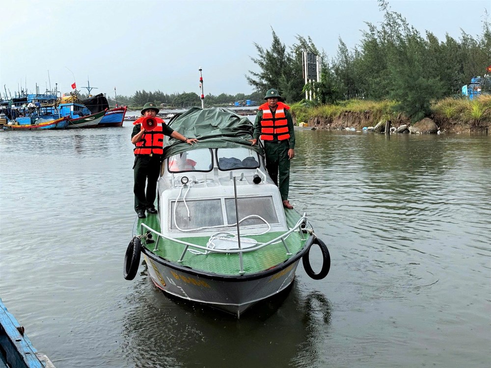 Tập trung ứng phó bão số 12 và mưa lớn gây nguy cơ ngập lụt, sạt lở đất, lũ quét - ảnh 3
