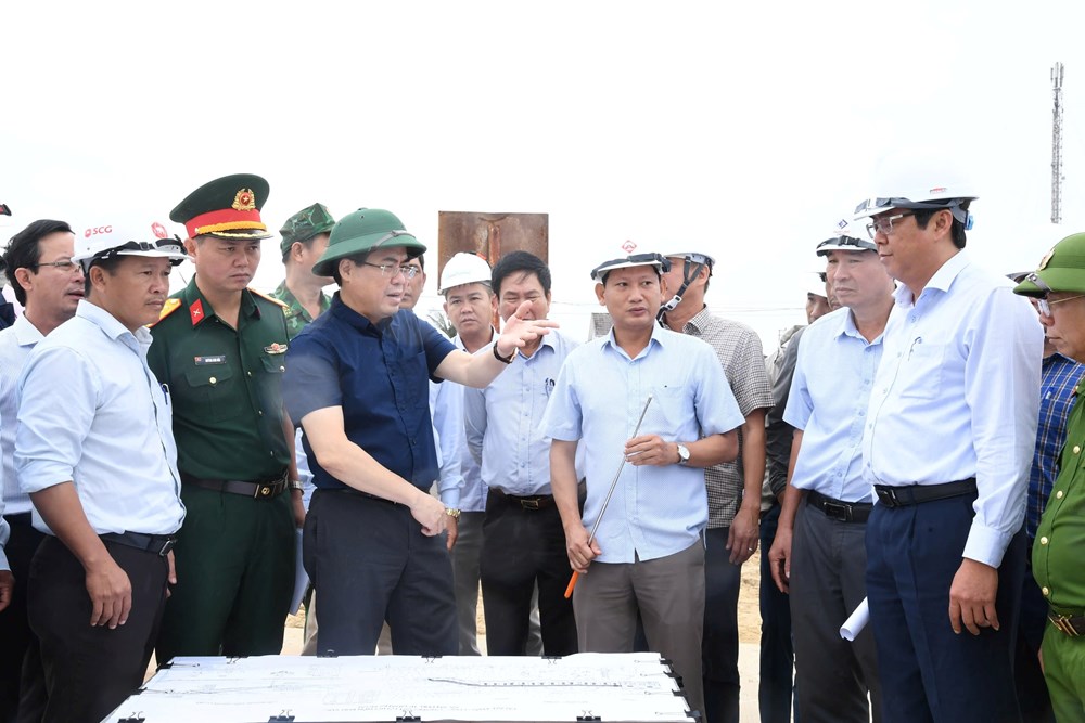 Kiểm tra hiện trường công trình khắc phục, chống sạt lở bờ biển - ảnh 1