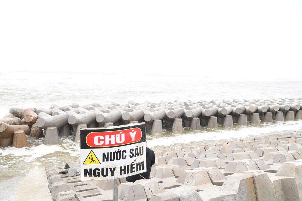 Kiểm tra hiện trường công trình khắc phục, chống sạt lở bờ biển - ảnh 4