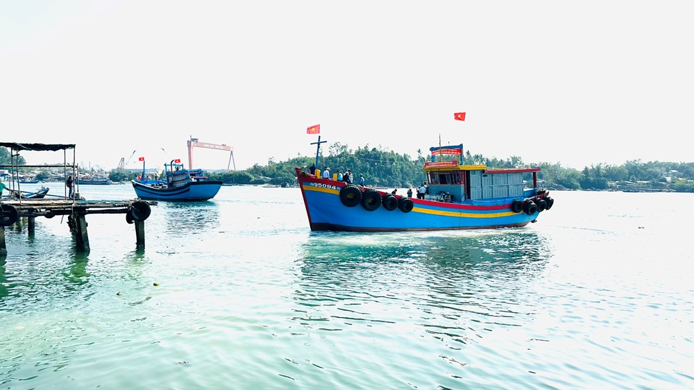 Tàu cá Quảng Ngãi gặp nạn ở vùng biển Hoàng Sa - ảnh 1