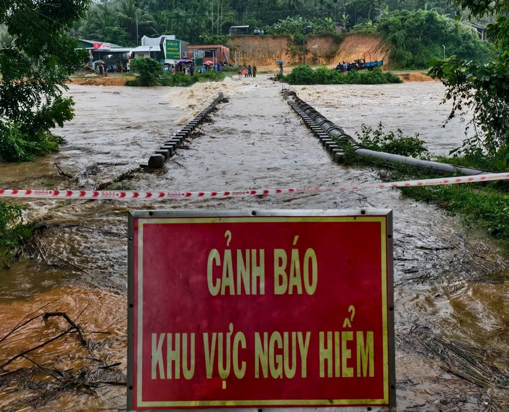 Mưa lớn nước sông dâng cao, sạt lở đất gây chia cắt giao thông - ảnh 4