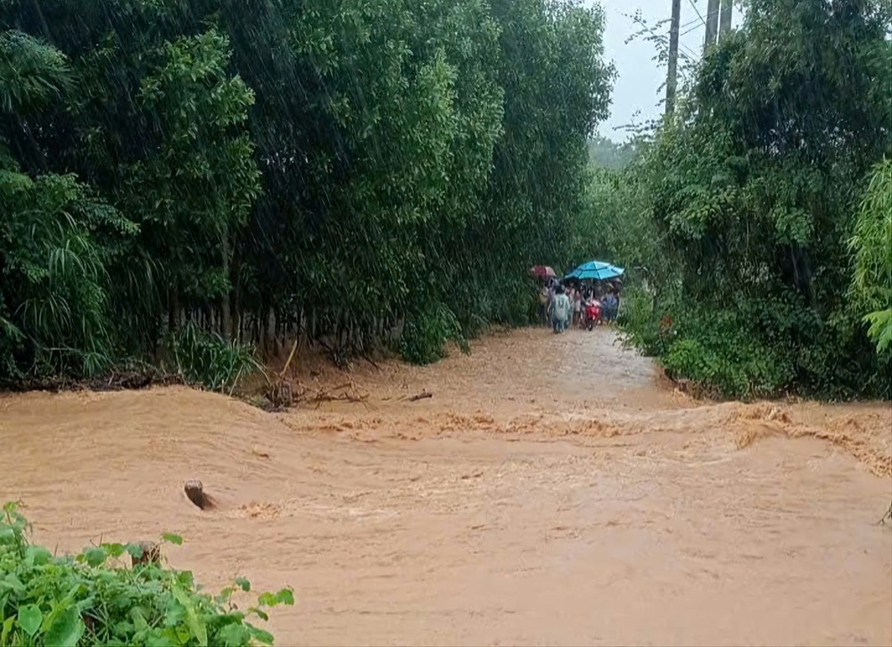 Mưa lớn nước sông dâng cao, sạt lở đất gây chia cắt giao thông - ảnh 1