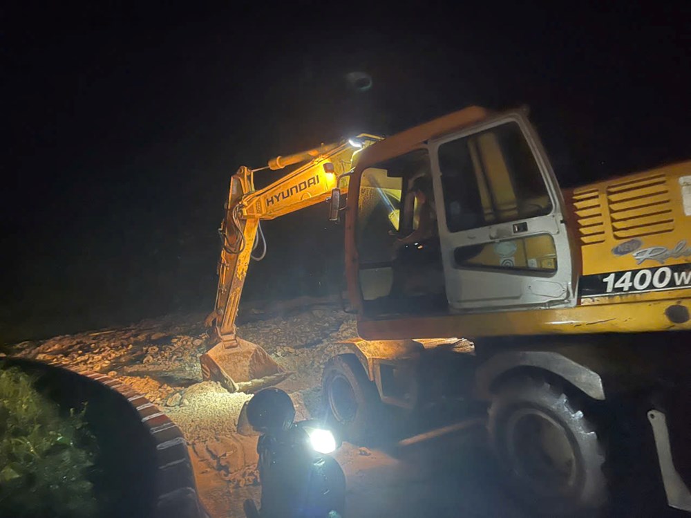 Xã miền núi Quảng Ngãi cho học sinh nghỉ học do mưa lớn, sạt lở núi - ảnh 3