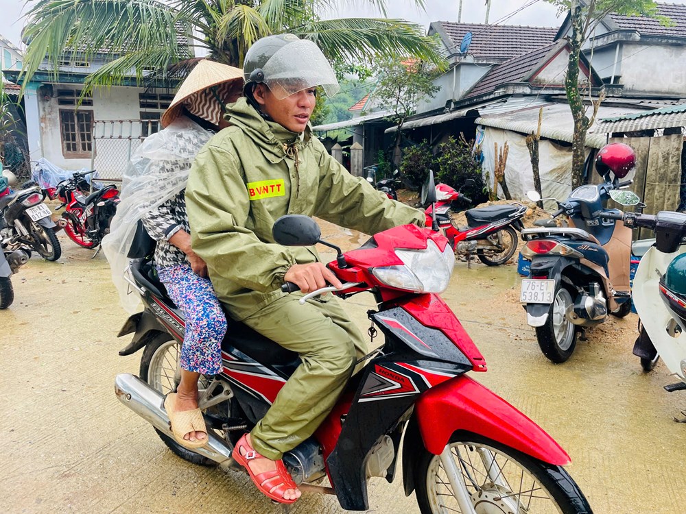 Di dời người dân ở khu vực Núi Gò Ui có nguy cơ sạt lở, đá lăn đến nơi an toàn - ảnh 1