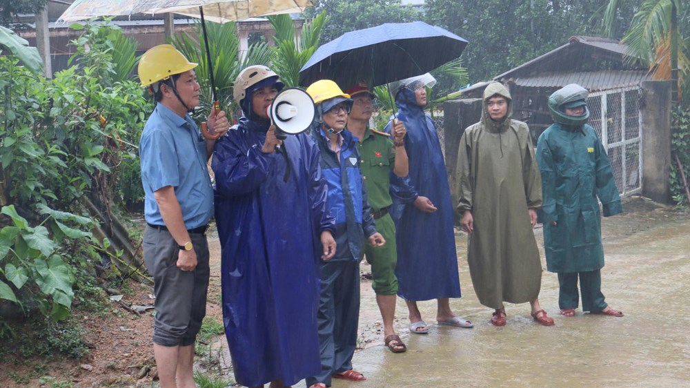 Di dời người dân ở khu vực Núi Gò Ui có nguy cơ sạt lở, đá lăn đến nơi an toàn - ảnh 3