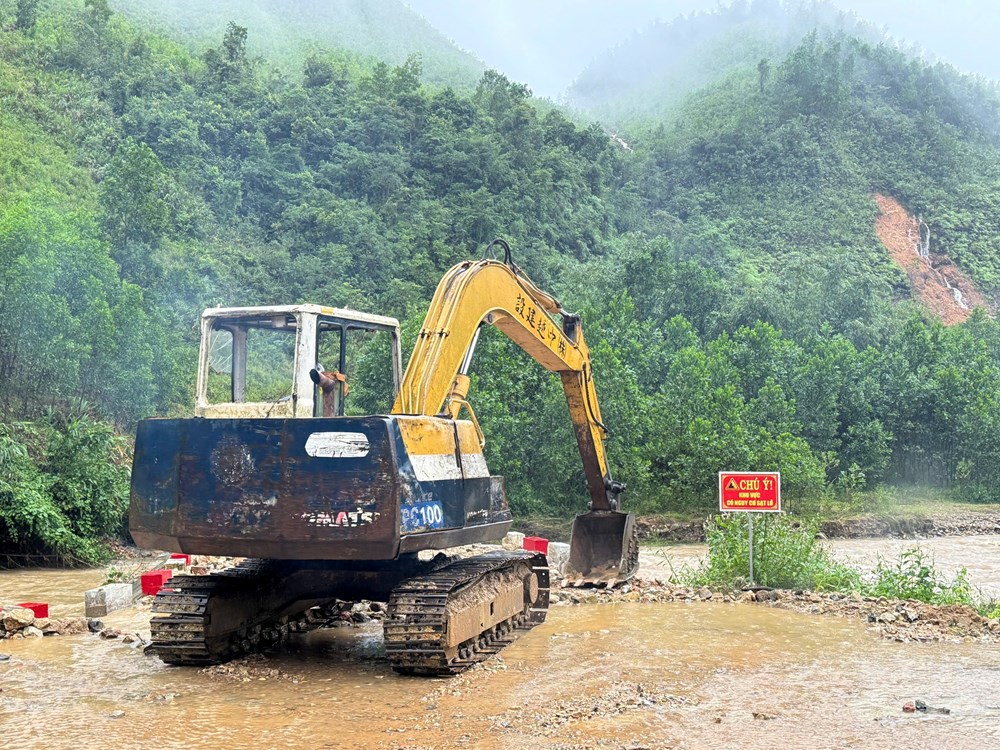 Thăm, tặng quà người dân bị ảnh hưởng bởi nguy cơ sạt lở núi - ảnh 5