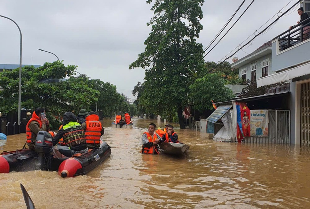 Mưa lũ lịch sử ở Huế 2 người chết và mất tích, sơ tán gần 1.760 hộ dân  - ảnh 3