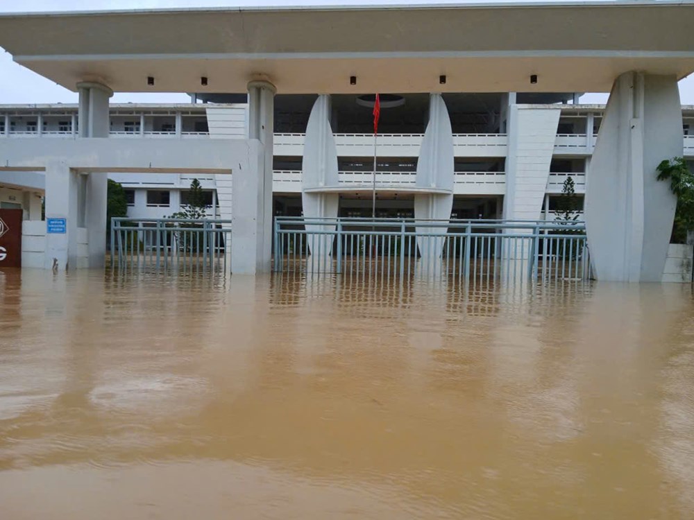 Mưa lũ lịch sử ở Huế 2 người chết và mất tích, sơ tán gần 1.760 hộ dân  - ảnh 4