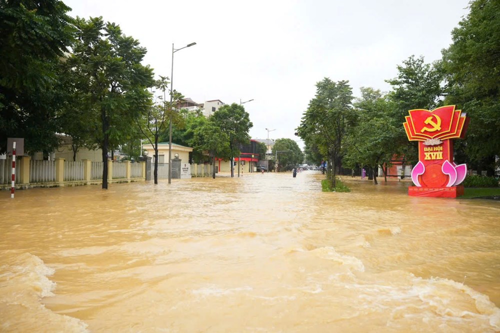 Mưa lũ lịch sử ở Huế 2 người chết và mất tích, sơ tán gần 1.760 hộ dân  - ảnh 1