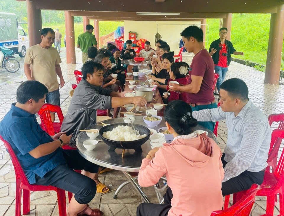 Bữa cơm ấm áp giữa ngày mưa lũ của đồng bào Hrê - ảnh 4