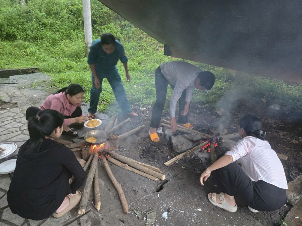Bữa cơm ấm áp giữa ngày mưa lũ của đồng bào Hrê - ảnh 1