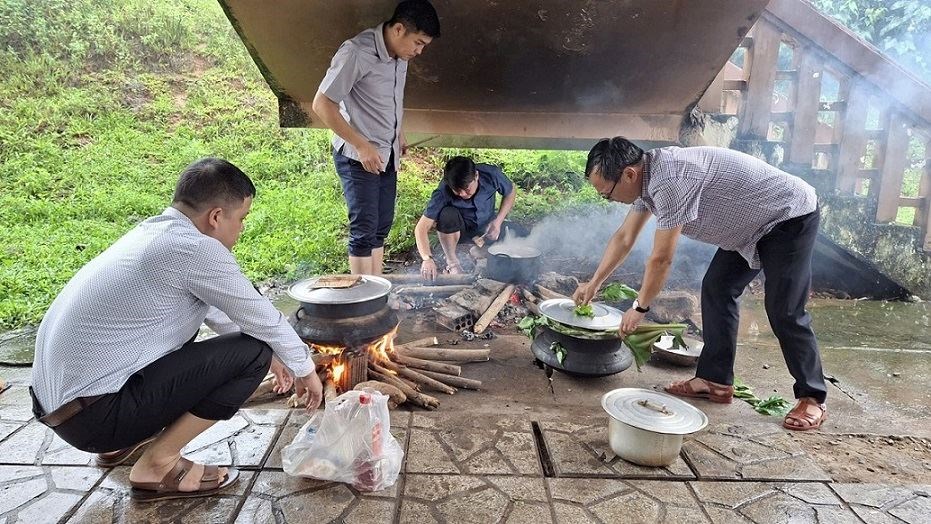 Bữa cơm ấm áp giữa ngày mưa lũ của đồng bào Hrê - ảnh 3