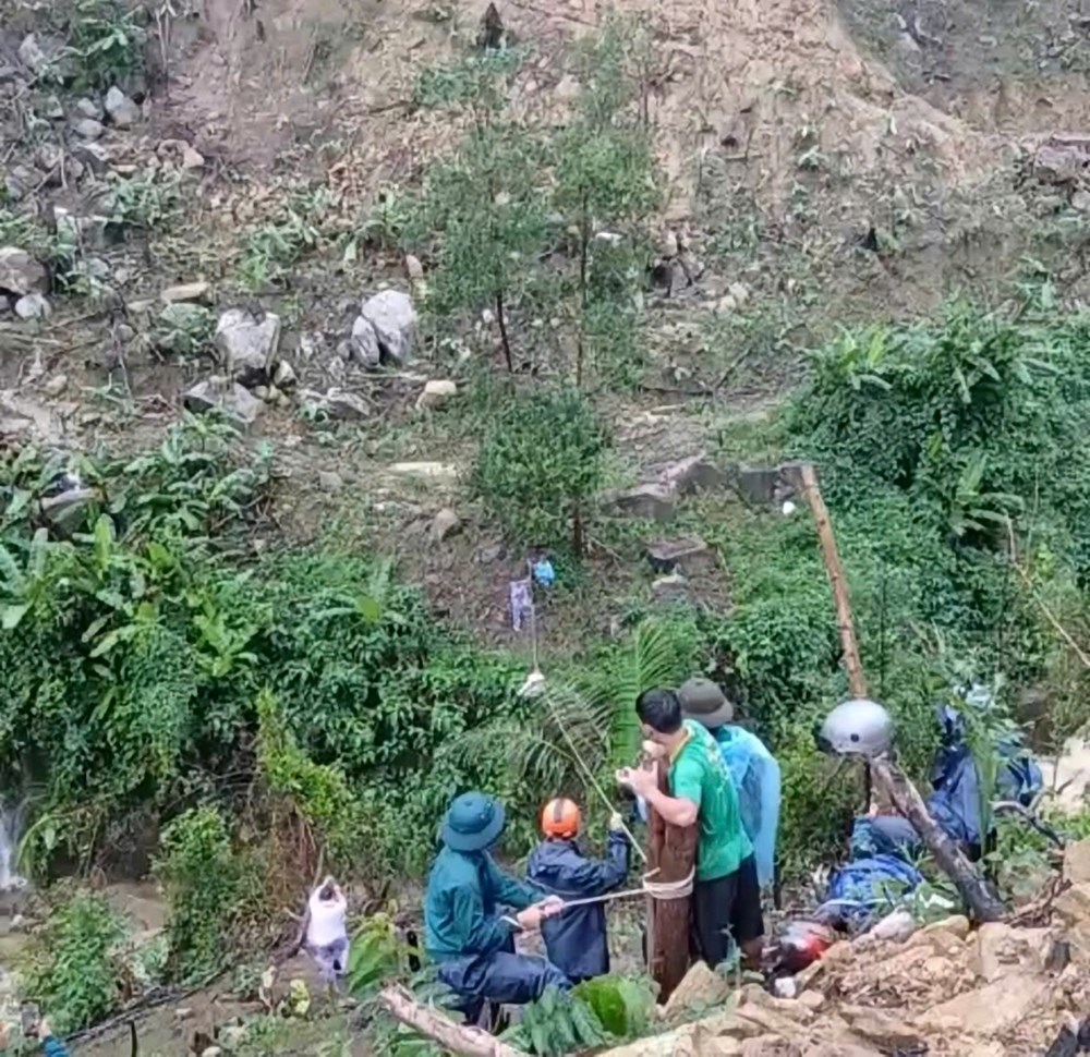 Tiếp tế lương thực cho 10 người dân bị cô lập dài ngày do đi làm rẫy - ảnh 1
